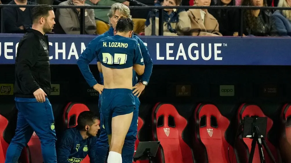 Chucky Lozano saliendo de cambio tras la lesión