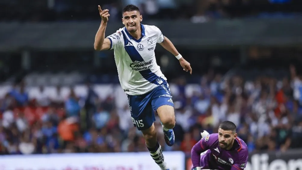El delantero mexicano en un partido con Puebla