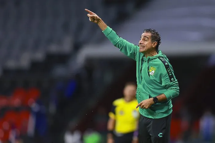 Renato Paiva da indicaciones en un juego de Léon