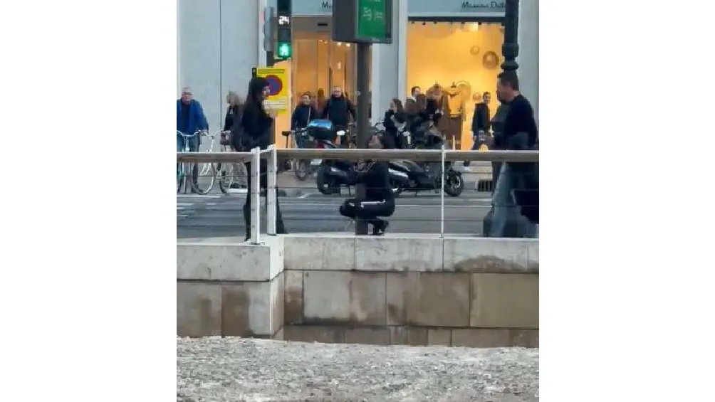 El hombre simuló movimientos sexuales de un perro al frotarse con un poste.