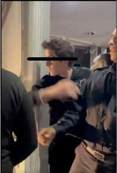 El agresor tras haber golpeado al guardia