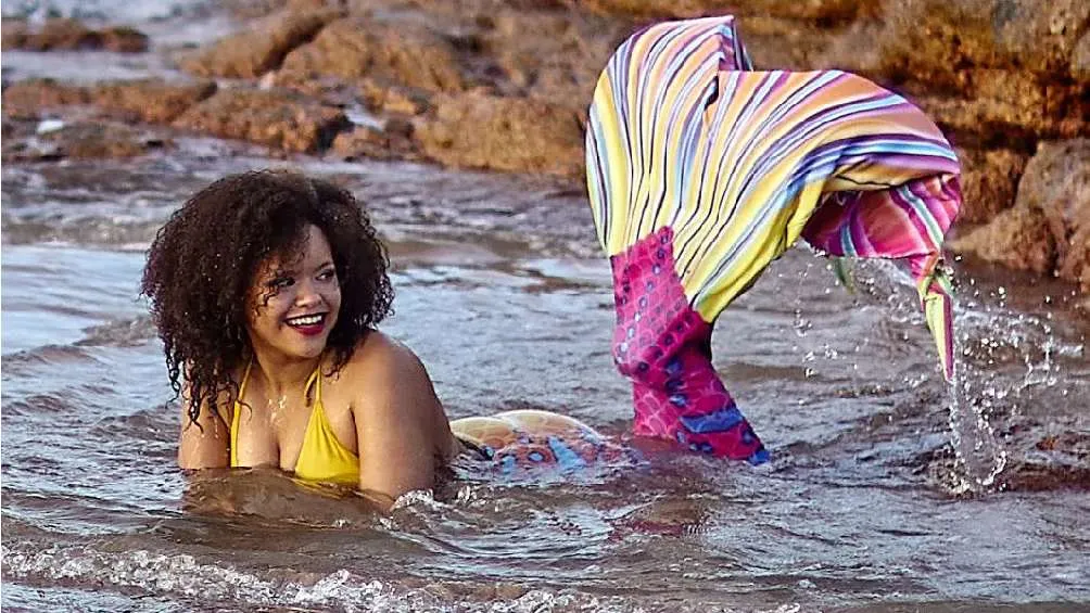 IG: @nokukhanya.the_mermaid_sister Nokukhanya se describe como especialista en nadar bajo el agua caracterizada de sirena.