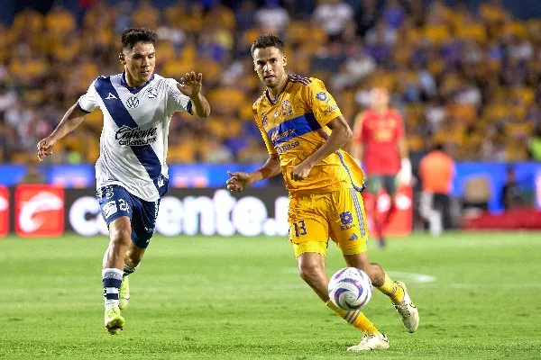 MEXSPORT Tigres y Puebla disputando el balón