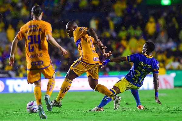 MEXSPORT Tigres disputando el balón contra América