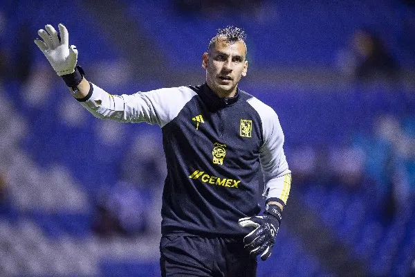 Nahuel Guzmán calentando con los Tigres
