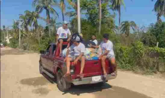 El jugador viajó hasta las comunidades a entregar los víveres