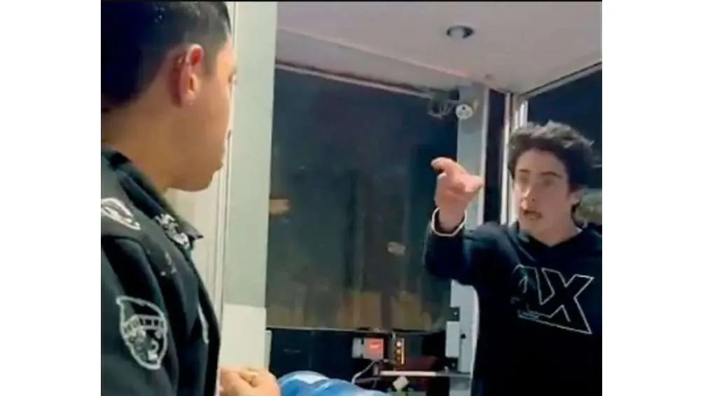 La víctima ya presentó una denuncia contra el joven que lo golpeó.