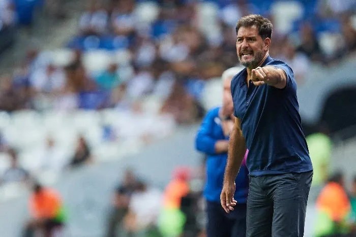 MEXSPORT Gustavo Lema da indicaciones en un partido