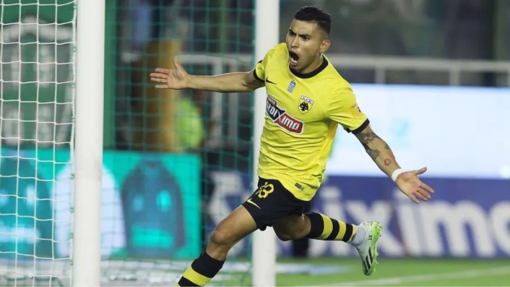 Orbelín festeja una anotación con el AEK