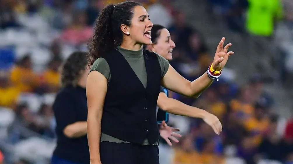 MEXSPORT Eva Espejo dirigiendo a Rayados