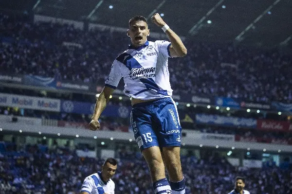 Memo Martínez celebrando su gol