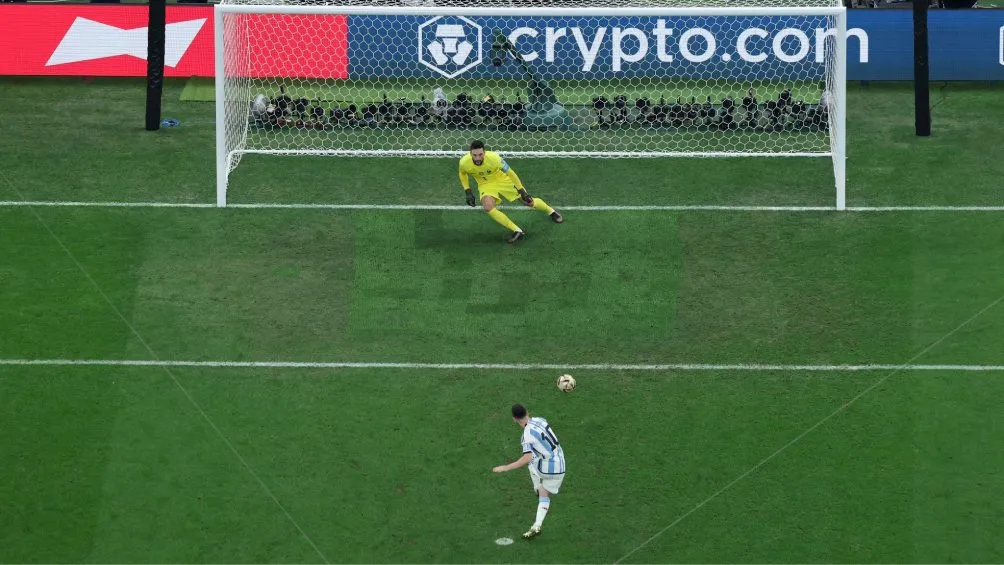 Messi anota de penalti en la Gran Final ante Francia