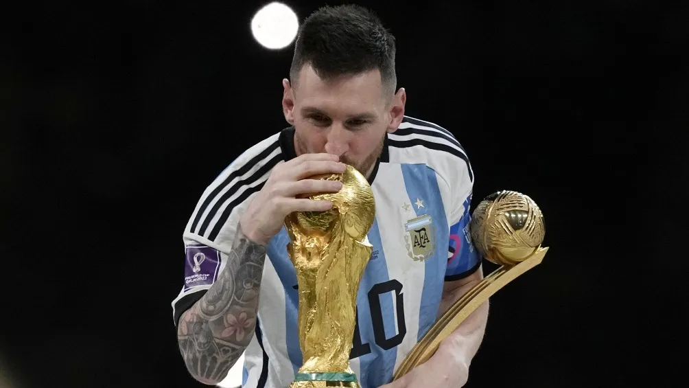 Leo da un beso a la Copa que tanto esperó