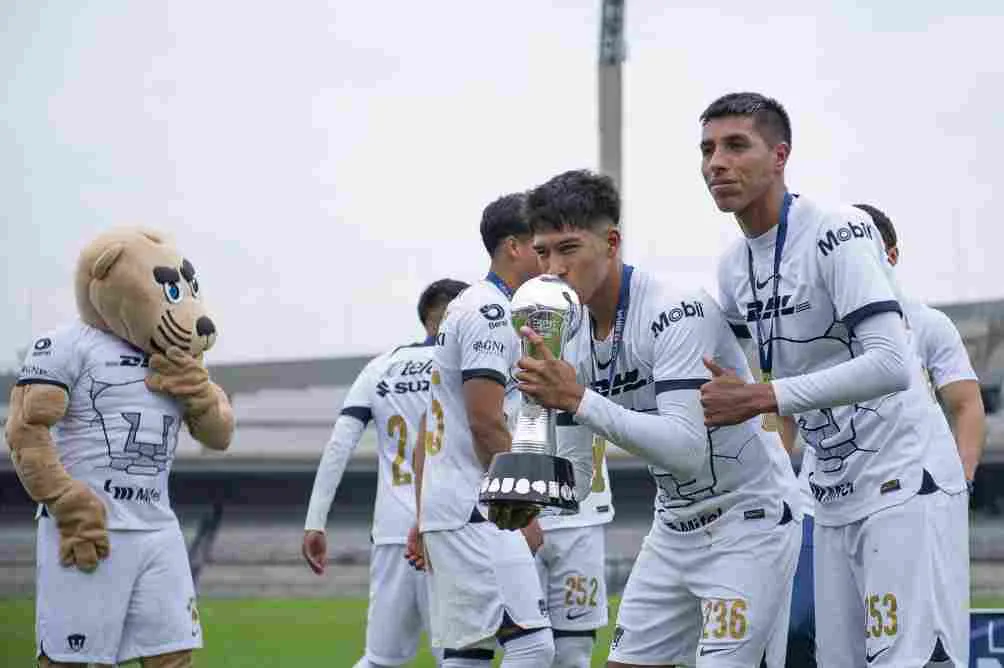 MEXSPORT Jugadores de Pumas celebran el título