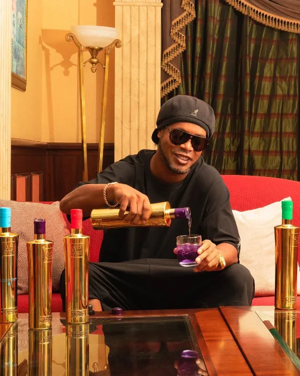 Ronaldinho colaborando para Au Vodka