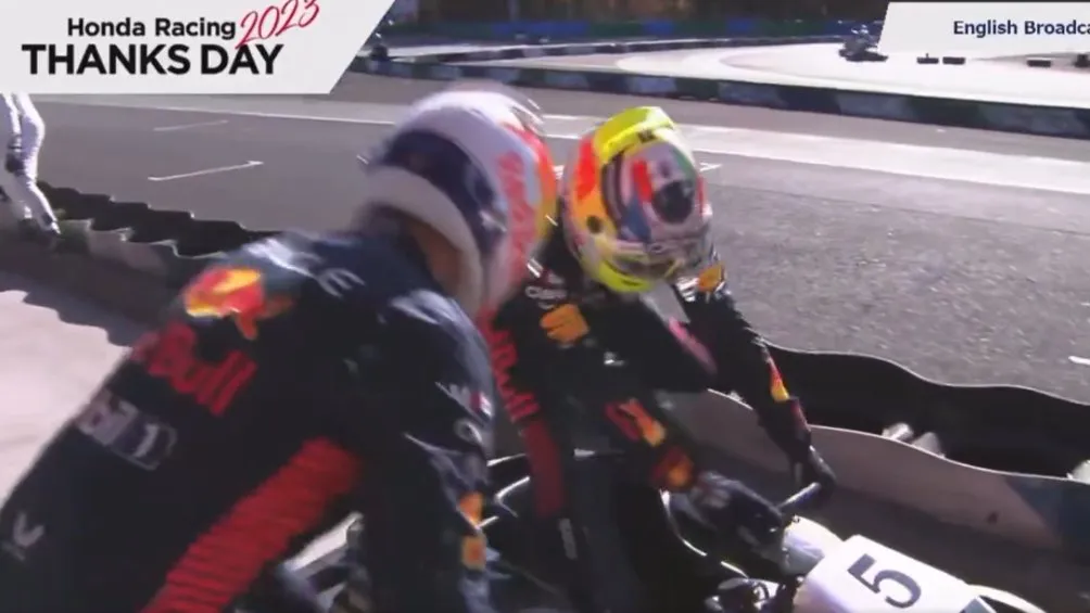 Pérez y Max haciendo el cambio de piloto en los pits