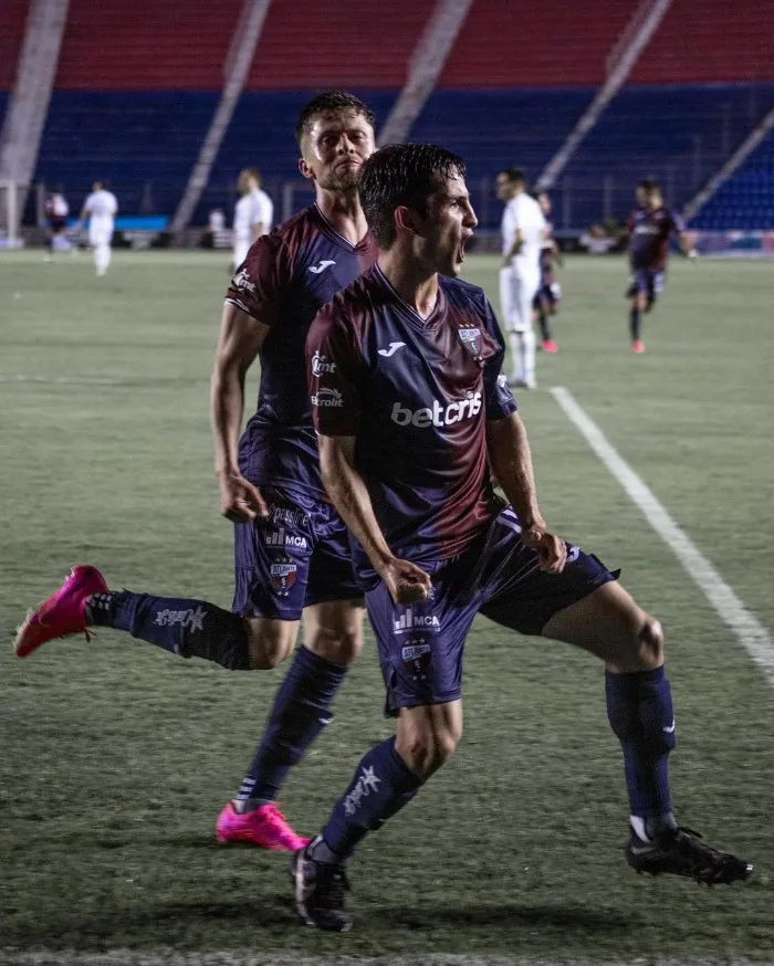 Daniel Lajud celebrando su gol