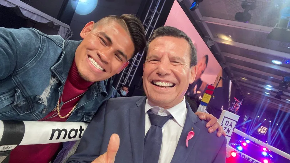 Emanuel Navarrete junto a la leyenda Julio César Chávez