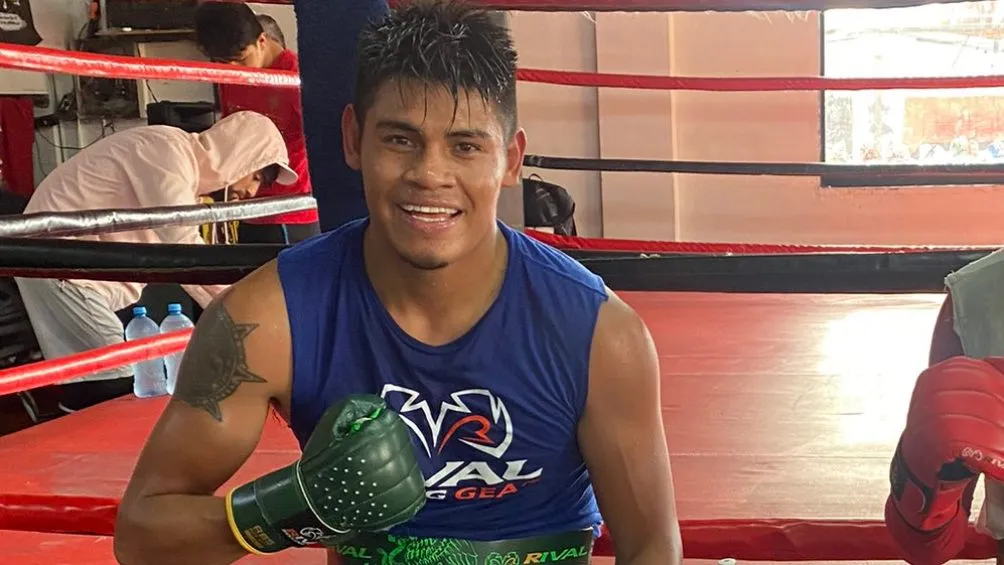 Emanuel Navarrete entrenando antes de su última pelea