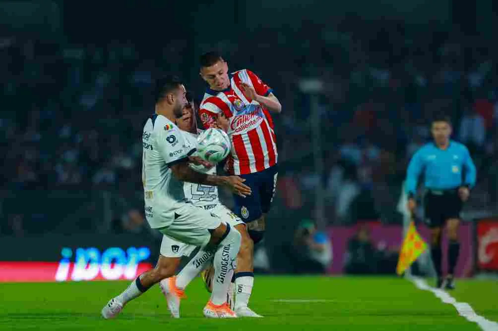 'Piojo' Alvarado en disputa del balón
