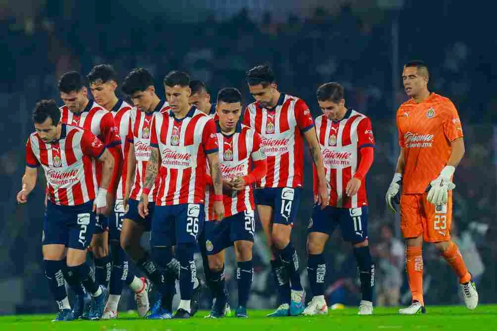 Jugadores de Chivas se lamentan en el medio tiempo