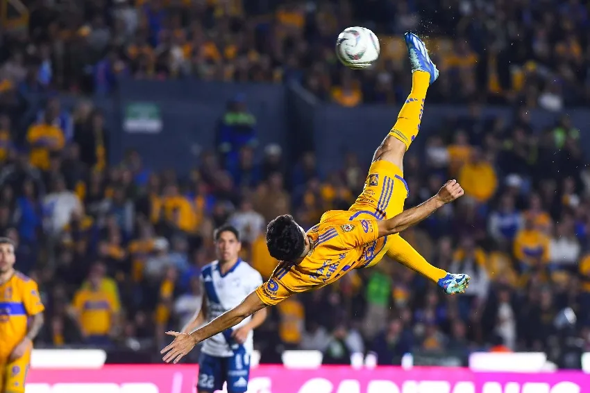 Nico Ibáñez en su golazo de chilena vs Puebla