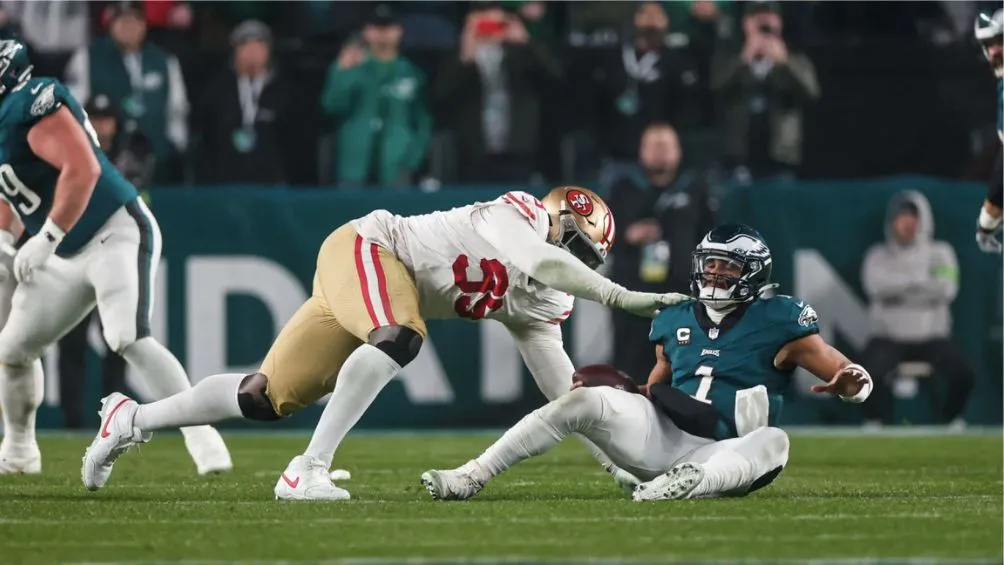 La defensiva maltrato a Jalen Hurts