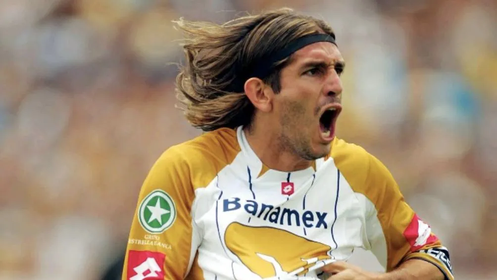 Marioni celebrando un gol con los Pumas