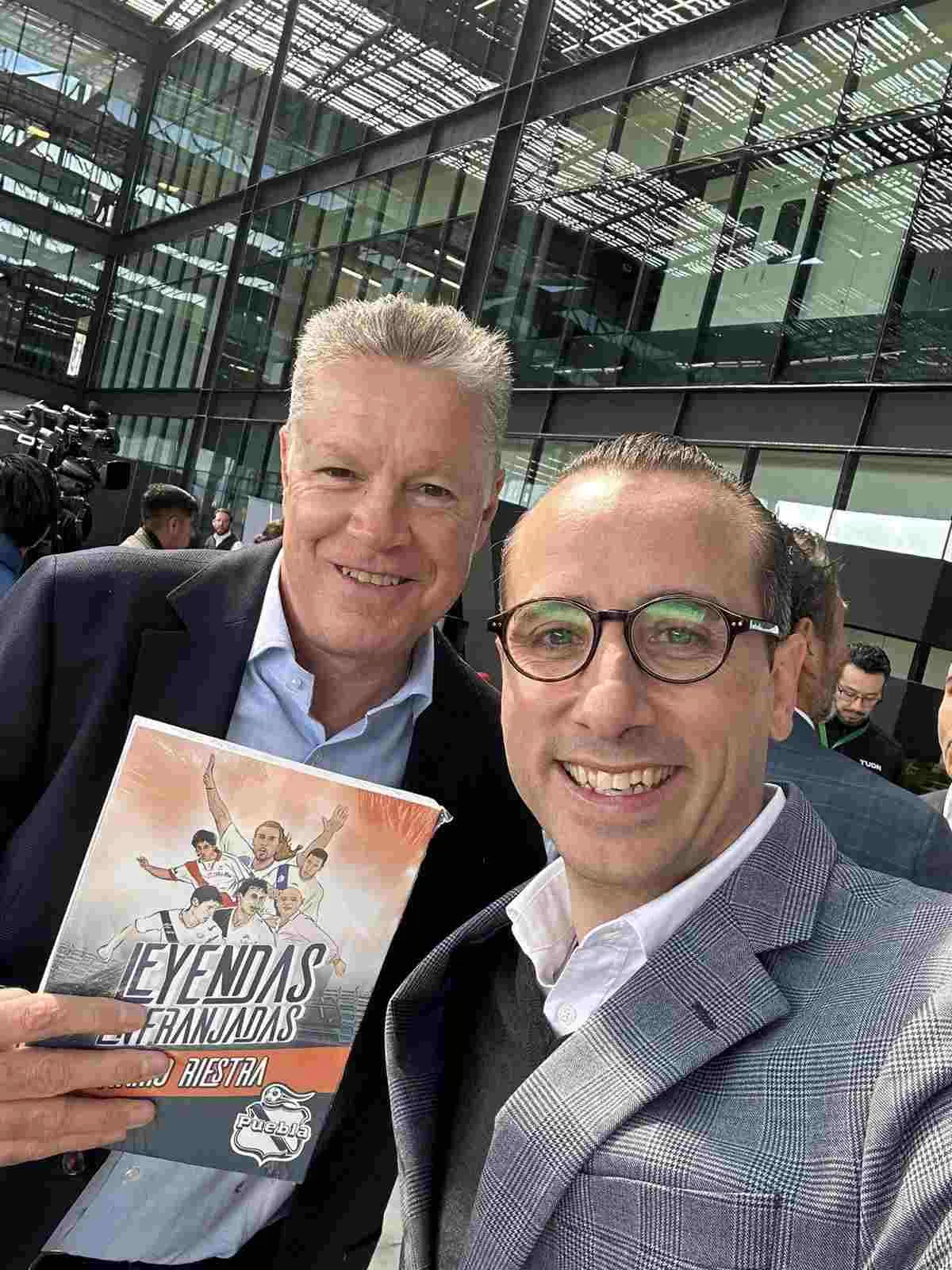 Riestra junto a Ricardo Peláez