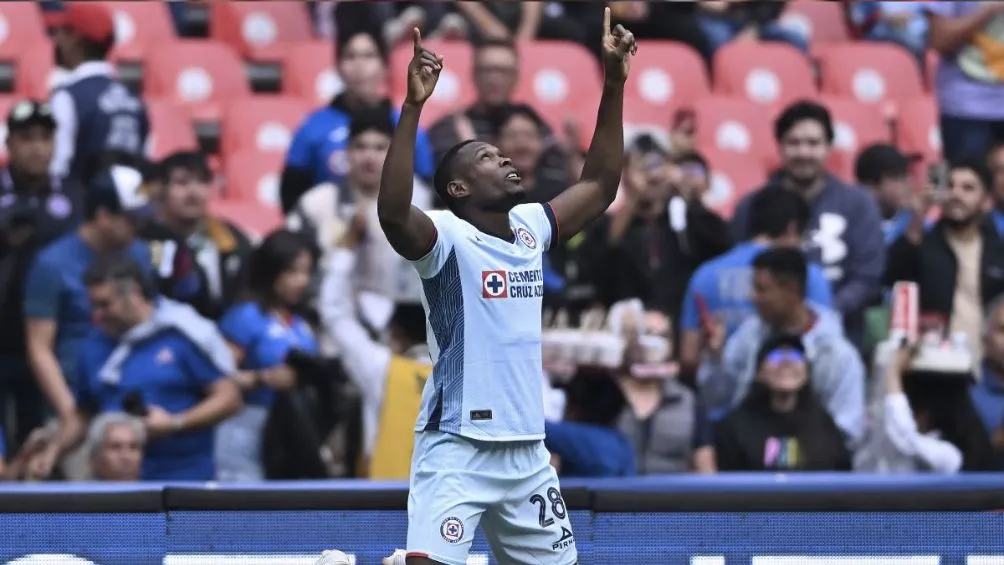 El delantero colombiano celebra un gol con Cruz Azul