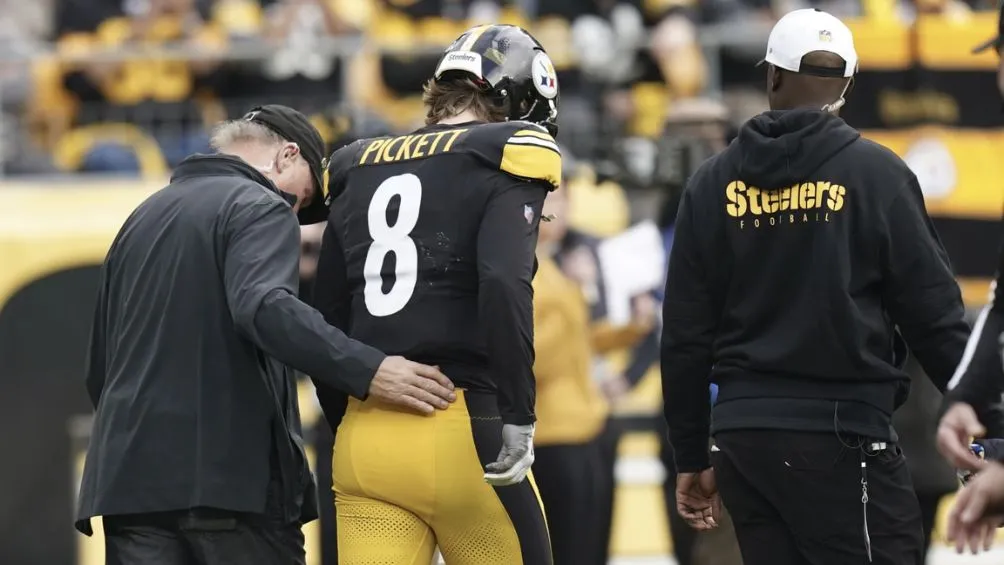 Kenny saliendo del campo del Acrisure Field