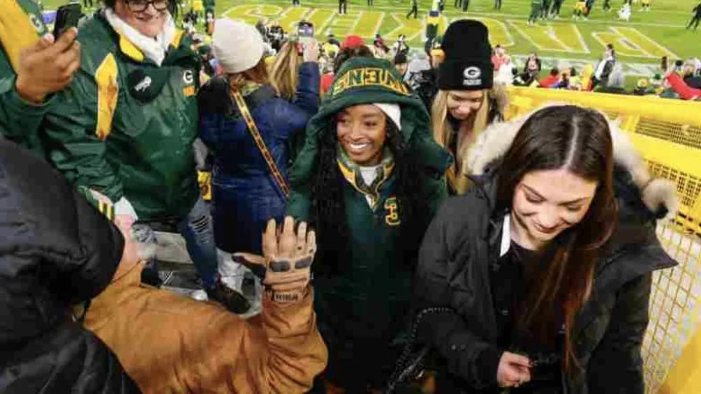Biles en las tribunas de Lambeau Field
