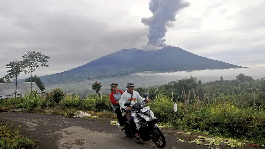 La recomendación de las autoridades a las personas locales es mantenerse en interiores.