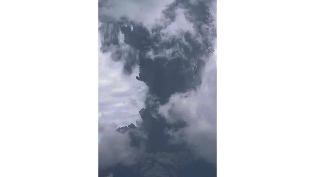 La erupción provocó una columna de cenizas de 3 mil metros de altura.