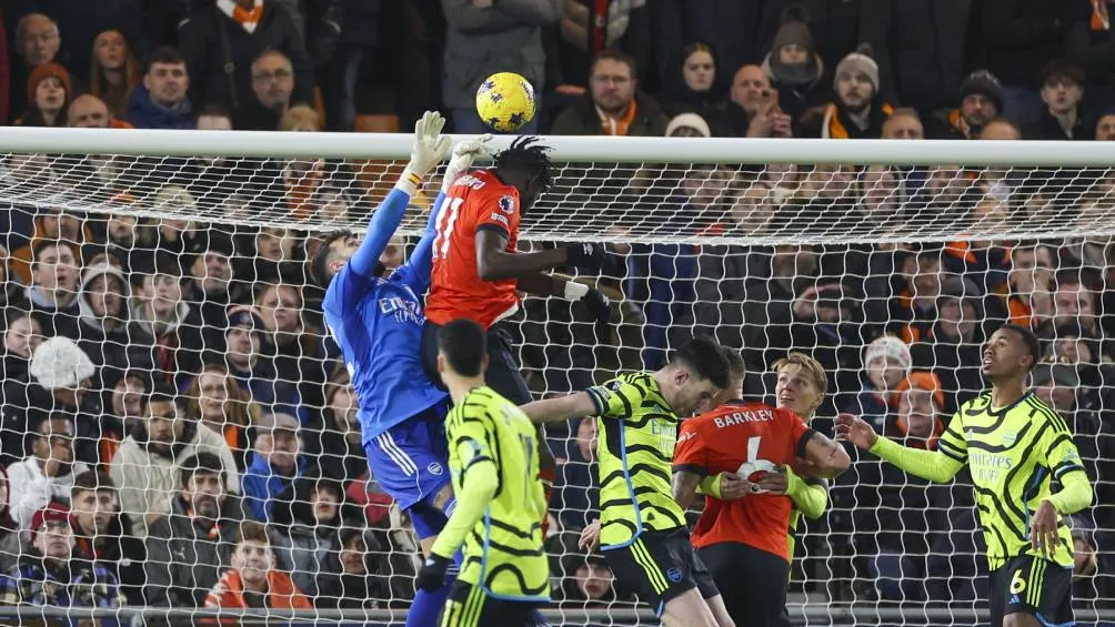 David Raya, criticado por sus errores en la portería