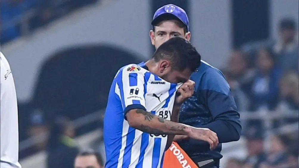 Tecatito salió lesionado del encuentro ante San Luis