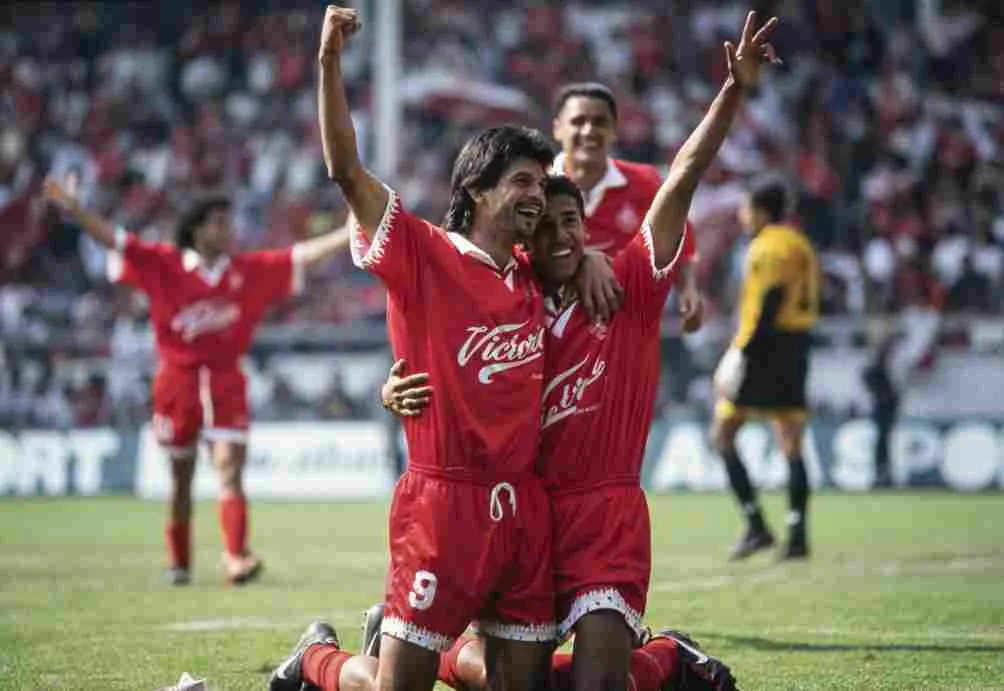 Cardozo en la Final de 1998 ante Necaxa