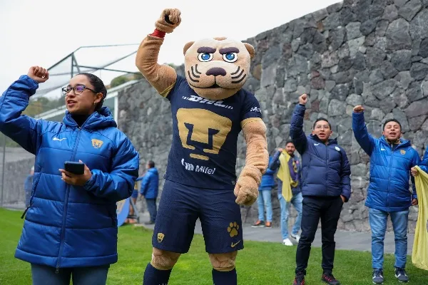 Empleados de la institución muestran su apoyo