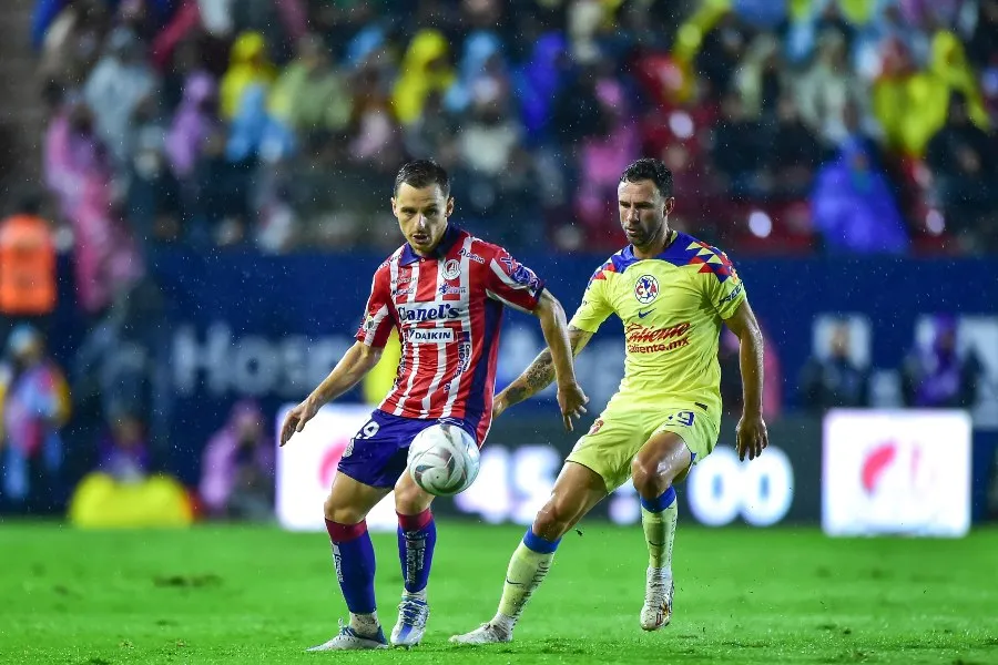 Miguel Layún en el duelo ante Atlético San Luis