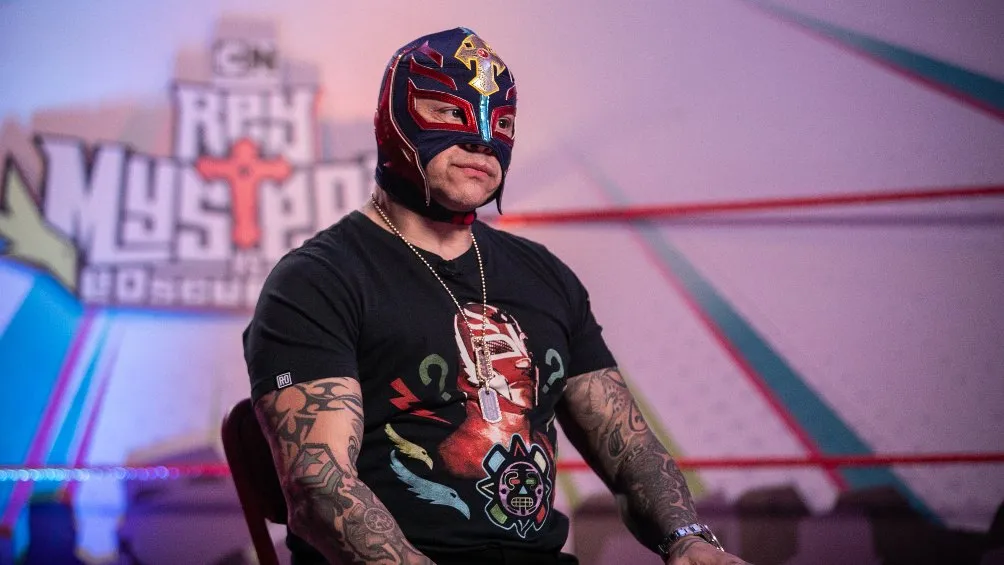 Cortesía: Warner Bros. Discovery Rey Mysterio durante la entrevista