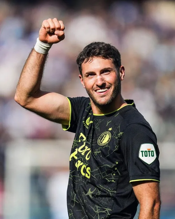 Santiago Giménez celebrando su gol