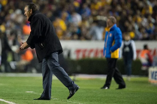 Jose Luis Trejo dirigiendo a los Pumas en el Clausura 2014
