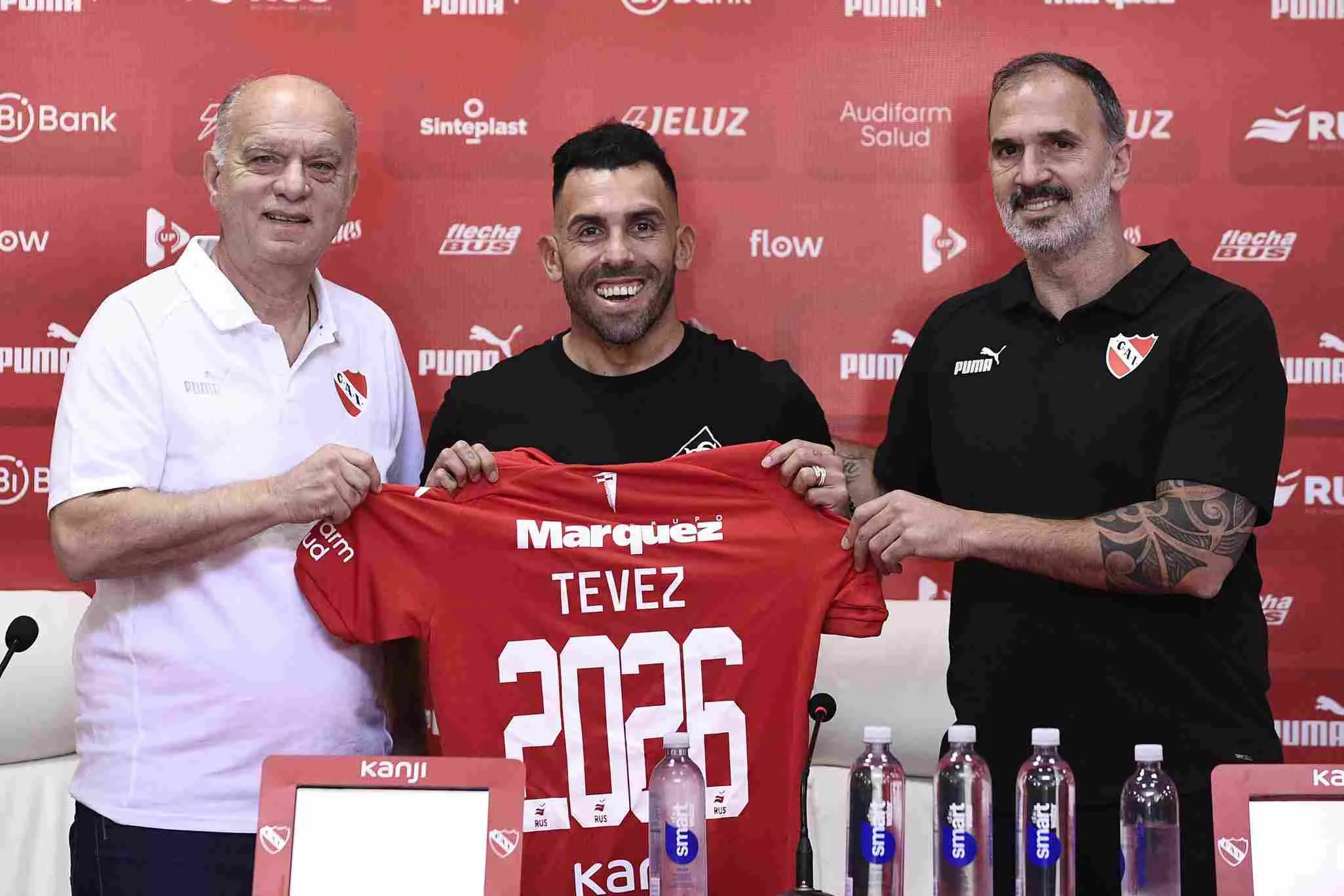 Tévez en la firma de su renovación de contrato