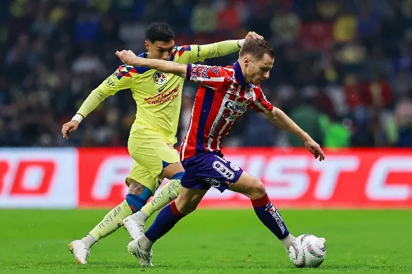 MEXSPORT Atlético San Luis disputando el balón