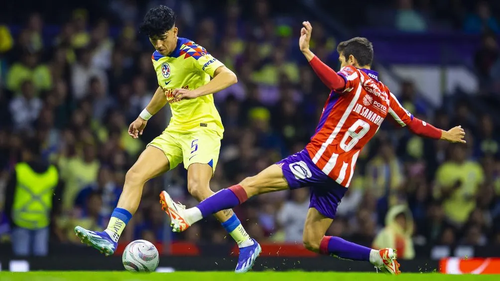 Kevin Álvarez disputando un balón