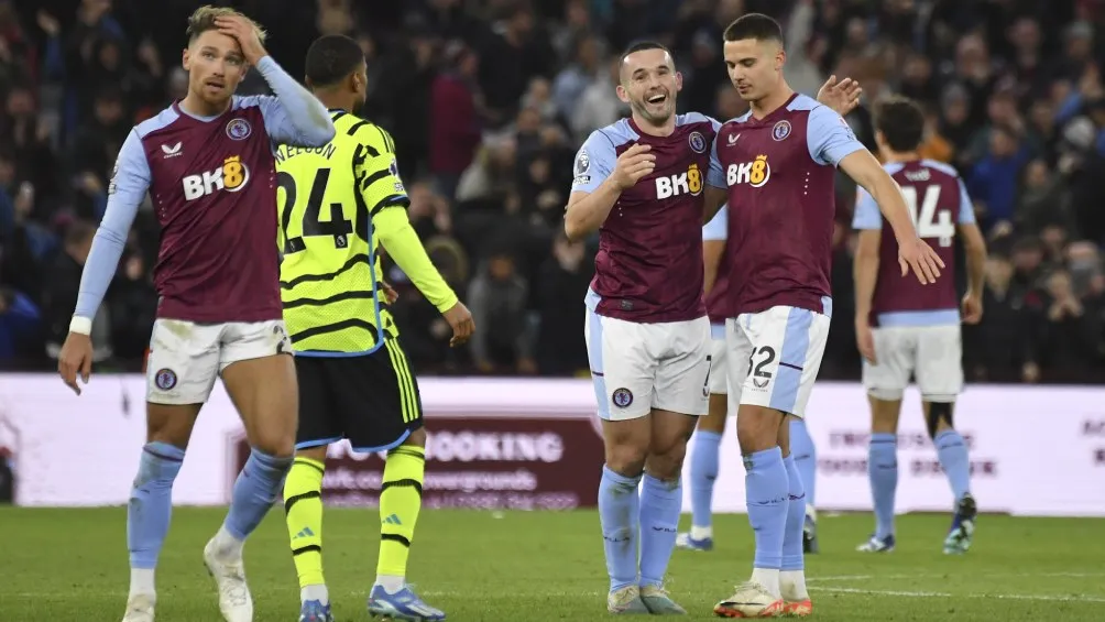 McGinn celebra el triunfo ante los Gunners