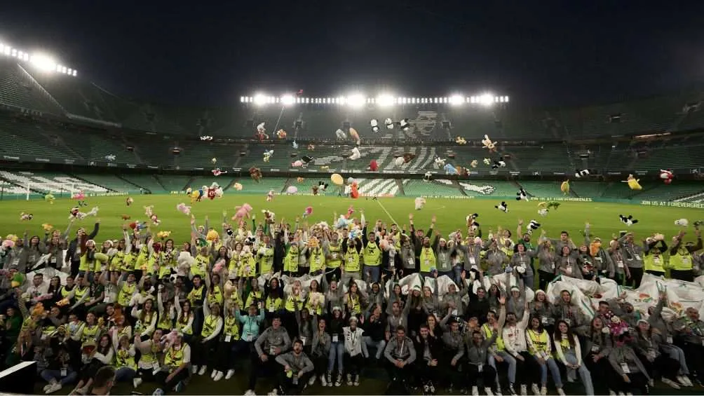 La lluvia de peluches en el estadio del Betis