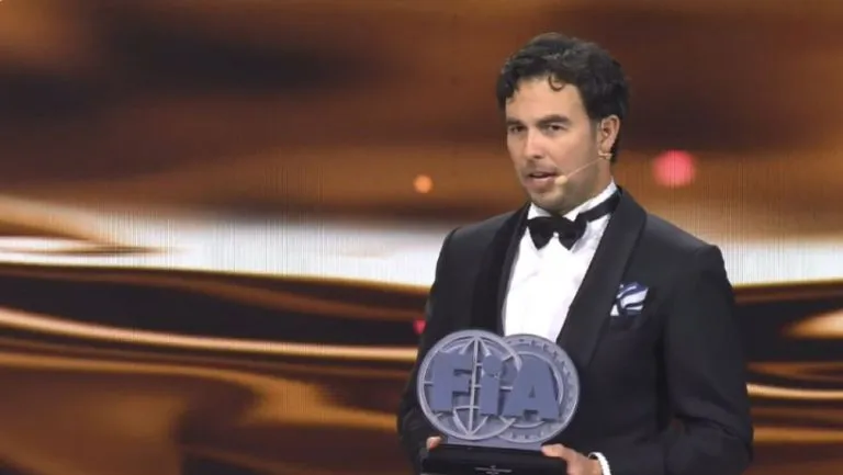 CAPTURA DE PANTALLA TWITTER Checo recibió el premio por el subcampeonato