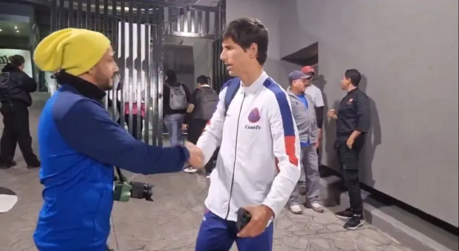 CAPTURA DE PANTALLA: VIDEO TUDN Jürgen Damm saludando a viejos amigos