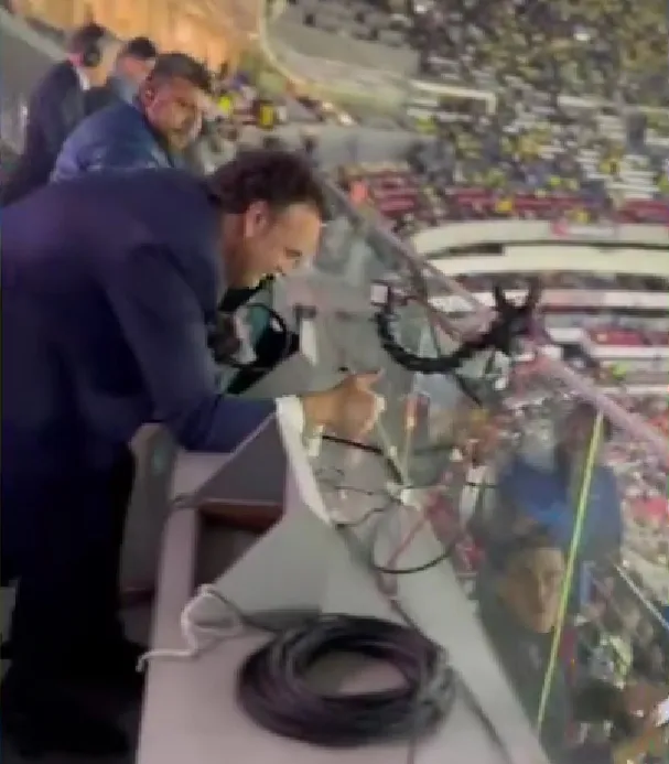 David Faitelson responde a saludos de aficionados